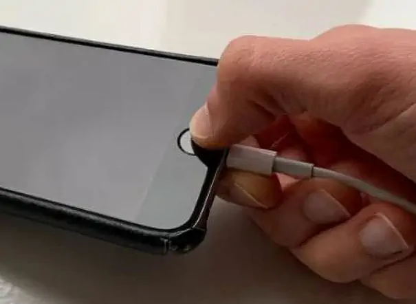 Gunakan Charger Sambil Menekan Tombol Home